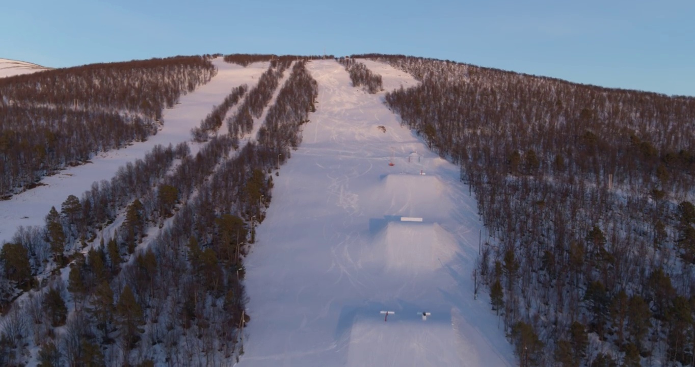 挪威Dombås的滑雪斜坡无人机拍摄视频素材