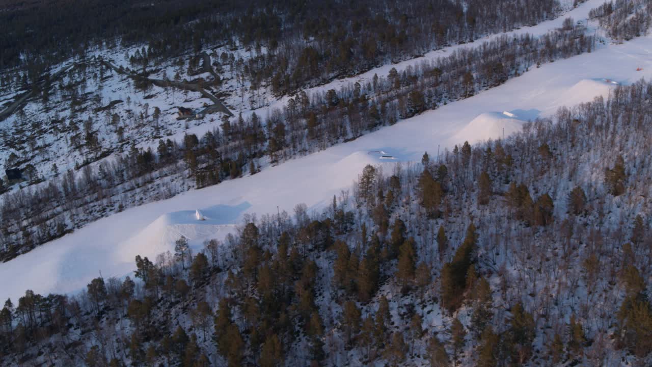 挪威Dombås的滑雪斜坡无人机拍摄视频素材