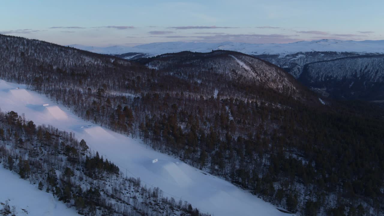 挪威Dombås的滑雪斜坡无人机拍摄视频素材