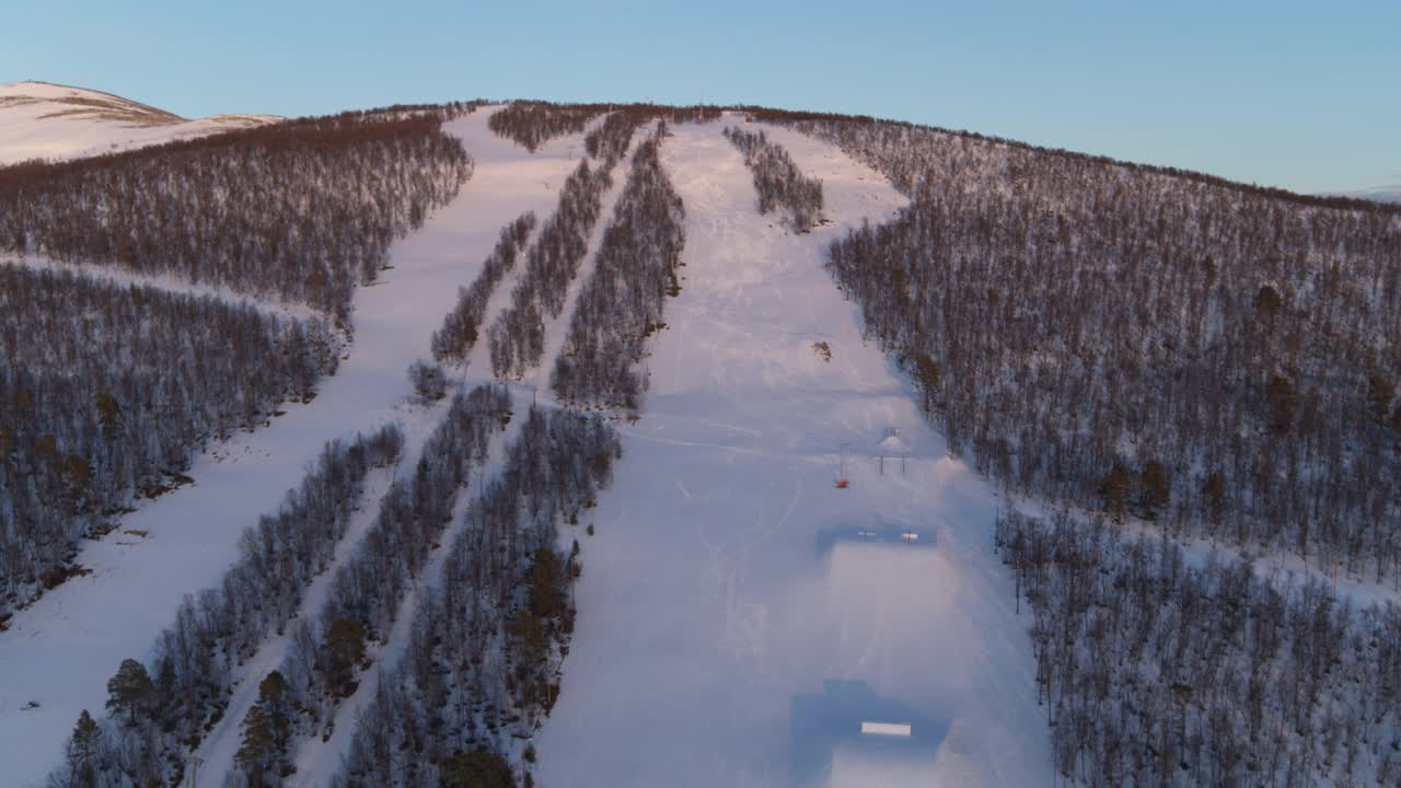 挪威Dombås的滑雪斜坡无人机拍摄视频素材