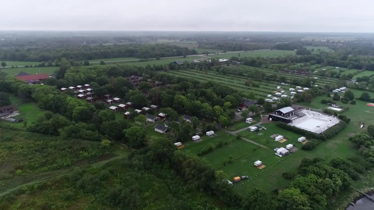 瑞典海边的露营地。瑞典露营小屋，RV，大篷车或汽车之家。鸟瞰营地与斯堪的纳维亚海滨景观视频素材