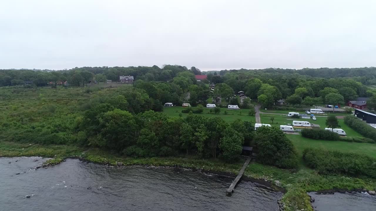 瑞典海边的露营地。瑞典露营小屋，RV，大篷车或汽车之家。鸟瞰营地与斯堪的纳维亚海滨景观视频素材