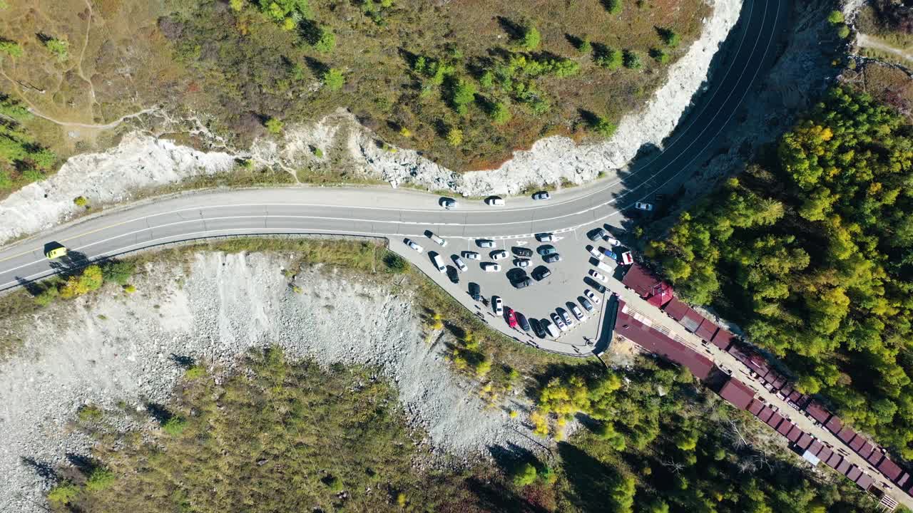 鸟瞰山路在阳光明媚视频素材