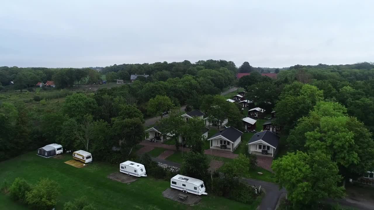 瑞典海边的露营地。瑞典露营小屋，RV，大篷车或汽车之家。鸟瞰营地与斯堪的纳维亚海滨景观视频素材