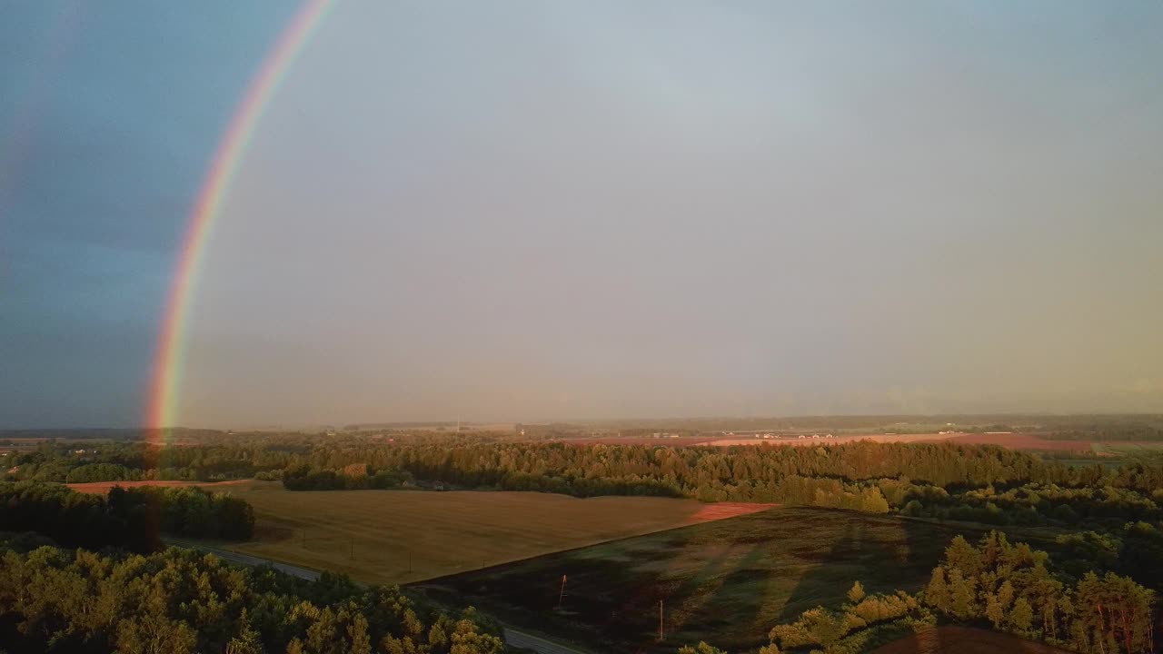 森林和麦田上的双彩虹。乡村公路上的黑色雷雨云和彩虹景观。区域Dron开枪。视频素材