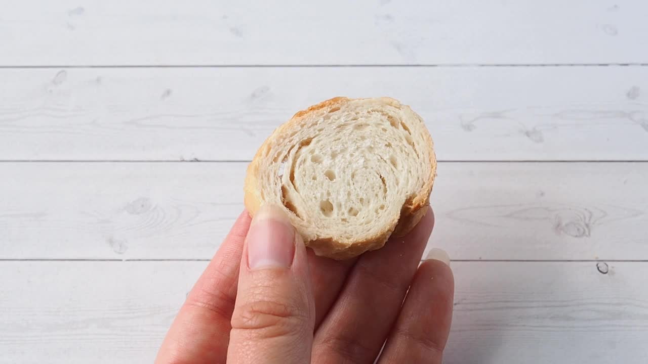 香蒜沙司涂在面包片上。三明治配美味的意大利面。视频素材