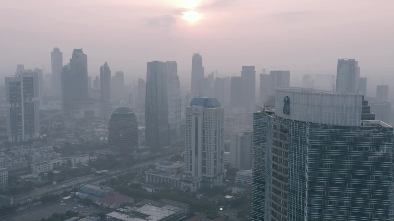 丽思卡尔顿塔的顶峰，雾蒙蒙的城市风景视频素材