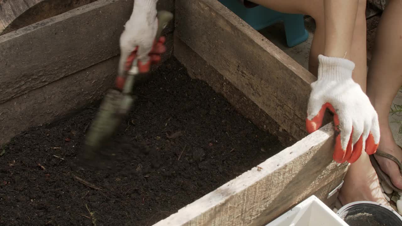 堆肥从垃圾食品中回收土壤。视频素材