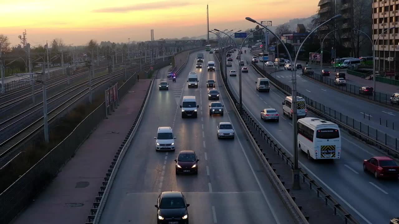 车辆在红色的空气中行驶在公路上视频素材