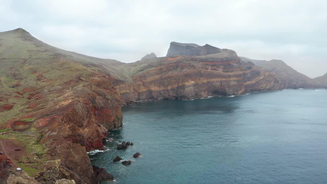 崎岖的火山悬崖和海洋的美丽风景视频素材