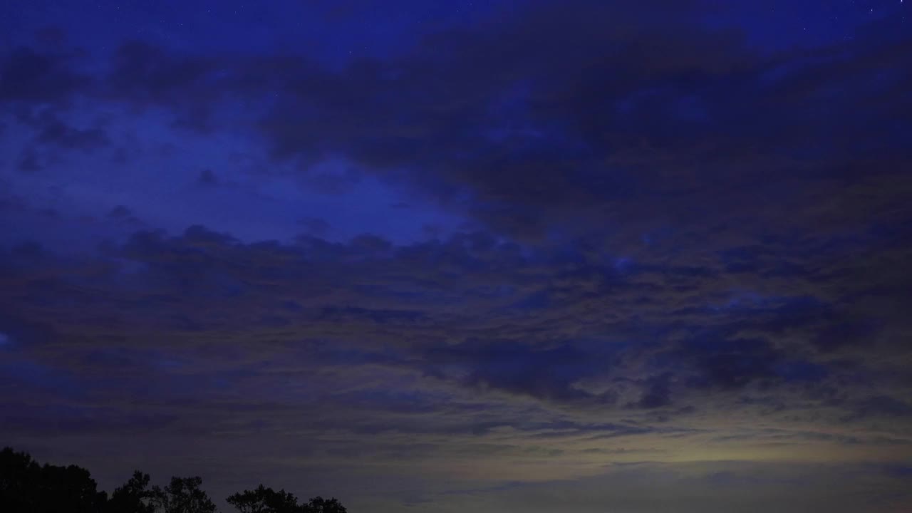 夜晚，暴风雨过去，星星升起，时间流逝视频素材