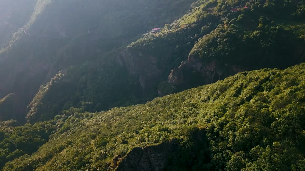 在塔捷夫修道院附近的亚美尼亚高加索山脉的茂密的森林和灌木丛中拍摄的航拍视频视频素材