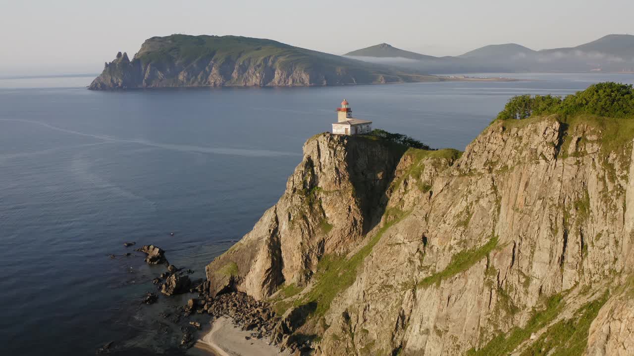 日本海沿岸的灯塔视频素材