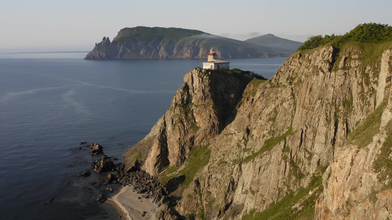 日本海沿岸的灯塔视频素材