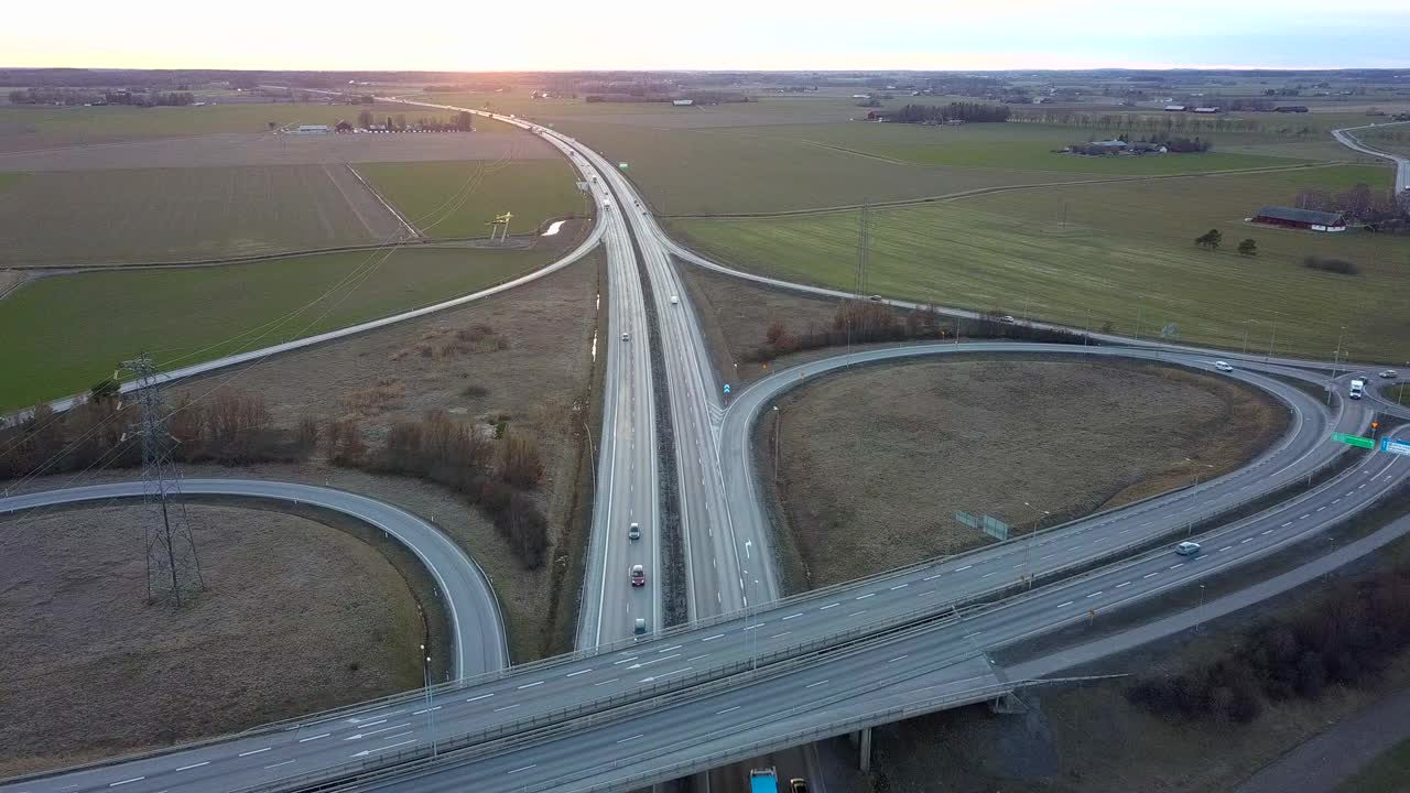 高速公路交叉口的鸟瞰图与移动的交通车辆。视频素材