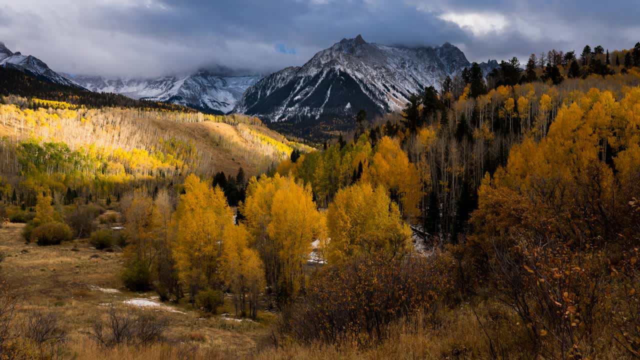 秋天的圣胡安山，达拉斯溪西62号高速公路，靠近里奇威，科罗拉多州视频素材