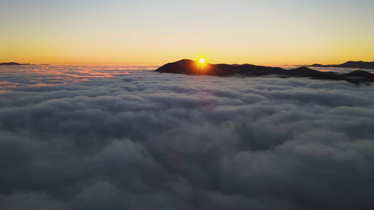 鸟瞰图充满活力的日出在白色的浓雾与遥远的黑暗喀尔巴阡山脉的地平线。视频素材