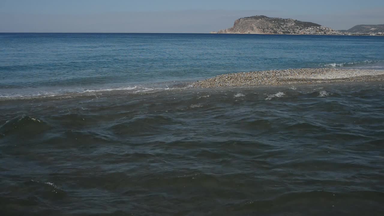 湍急的山间河流Dimchay在土耳其的Alanya流入地中海视频素材