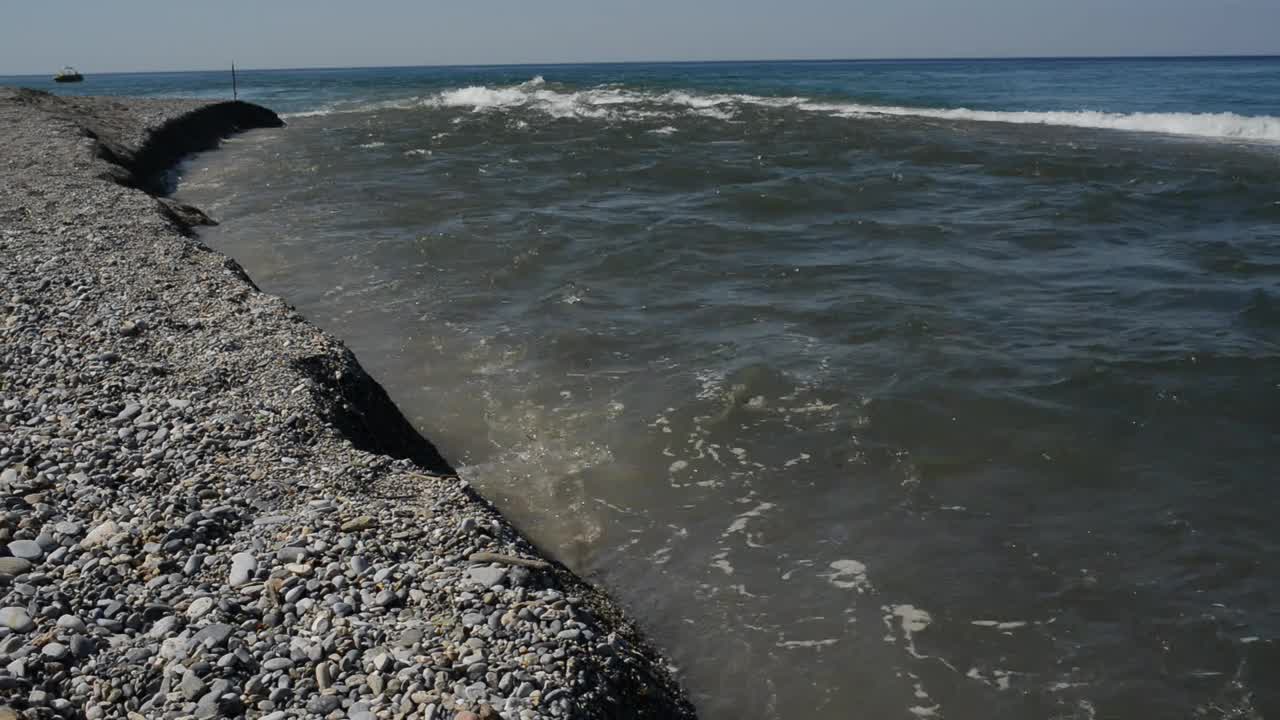 湍急的山间河流Dimchay在土耳其的Alanya流入地中海视频素材