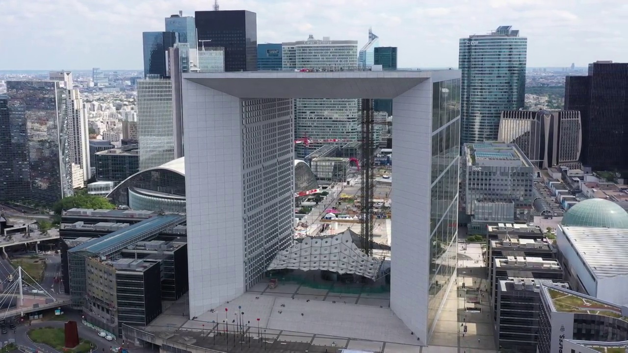 法国，Paris La Défense，无人机鸟瞰图视频素材