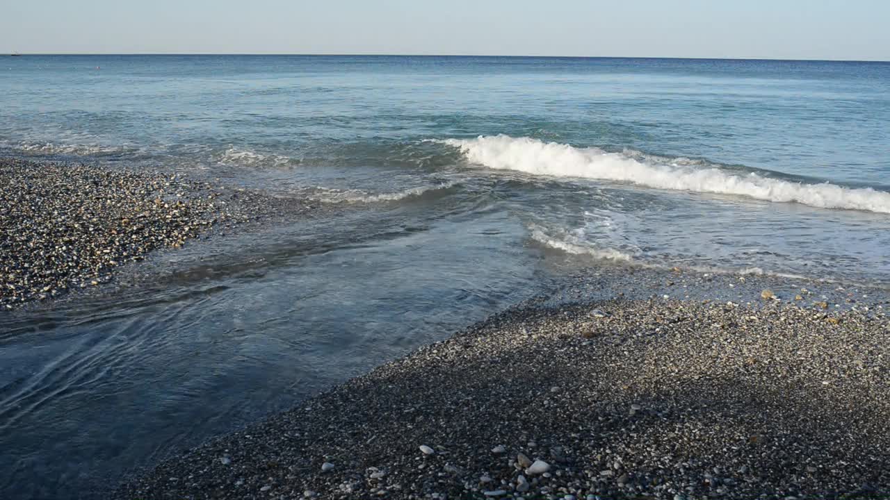 在土耳其的阿兰尼亚，山间河流Dim Chai令人惊叹的清澈的水流入地中海视频素材