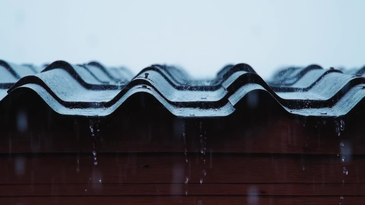 雨缓缓落进屋顶视频素材