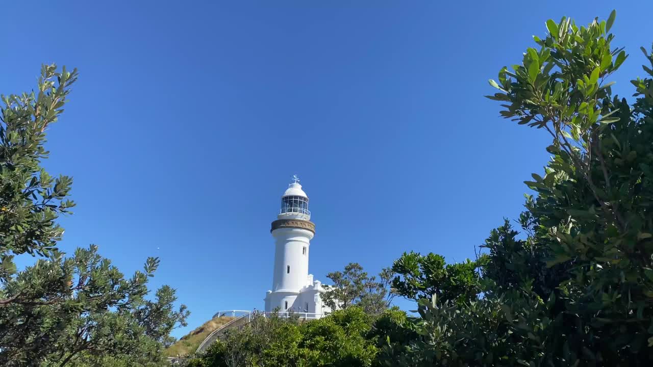 透过乡土树木看灯塔视频素材