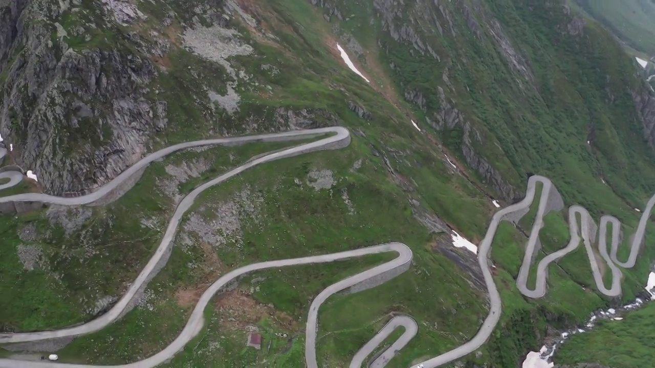 从空中俯瞰瑞士阿尔卑斯山的高山公路视频素材