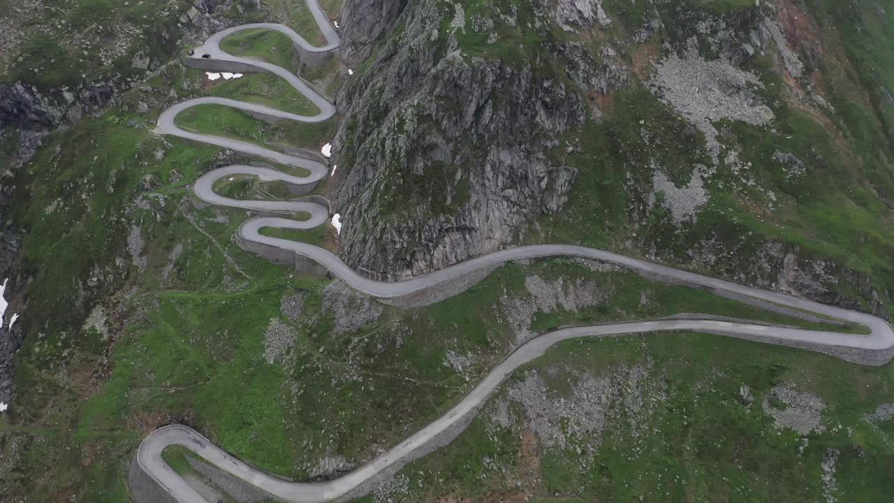 从空中俯瞰瑞士阿尔卑斯山的高山公路视频素材