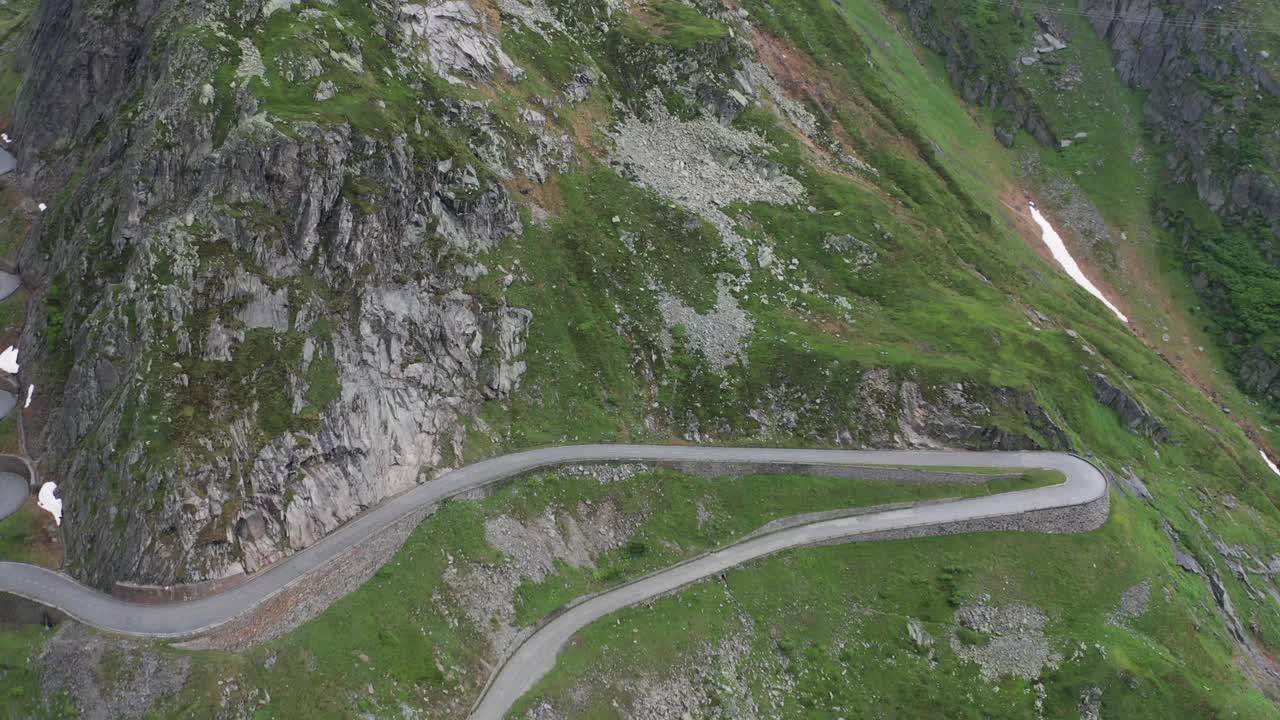 从空中俯瞰瑞士阿尔卑斯山的高山公路视频素材