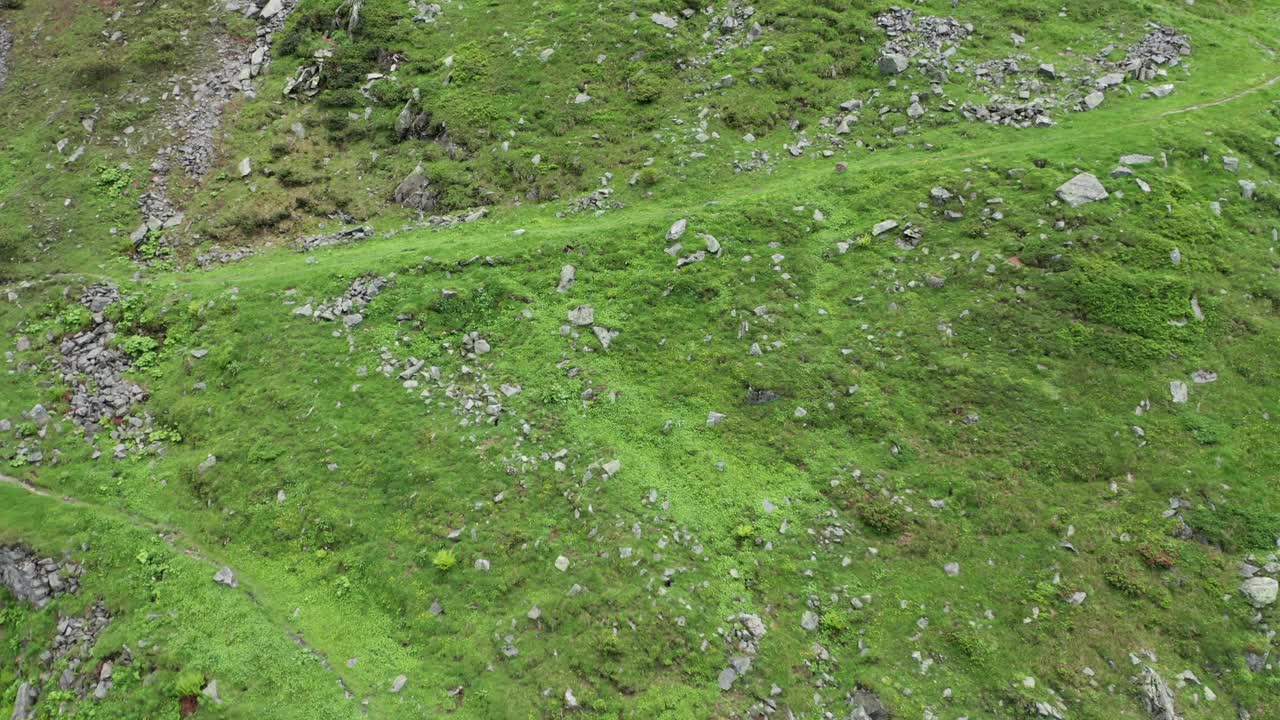 从空中俯瞰瑞士阿尔卑斯山的高山公路视频素材