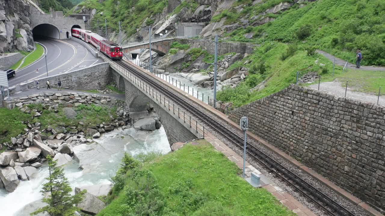 从空中俯瞰瑞士阿尔卑斯山的高山公路视频素材