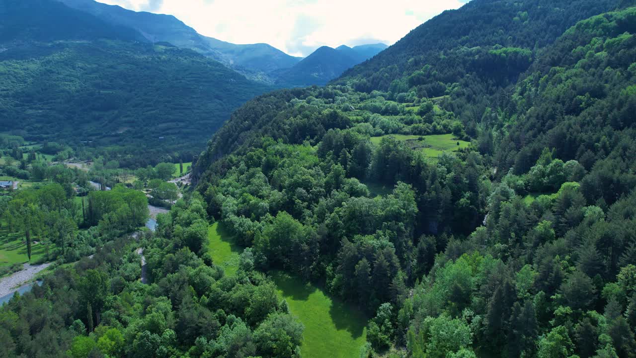 鸟瞰图在春天的计划镇在吉斯坦或Chistau山谷。Cinqueta河。Sobrarbe地区，韦斯卡，阿拉贡，西班牙，欧洲。视频素材