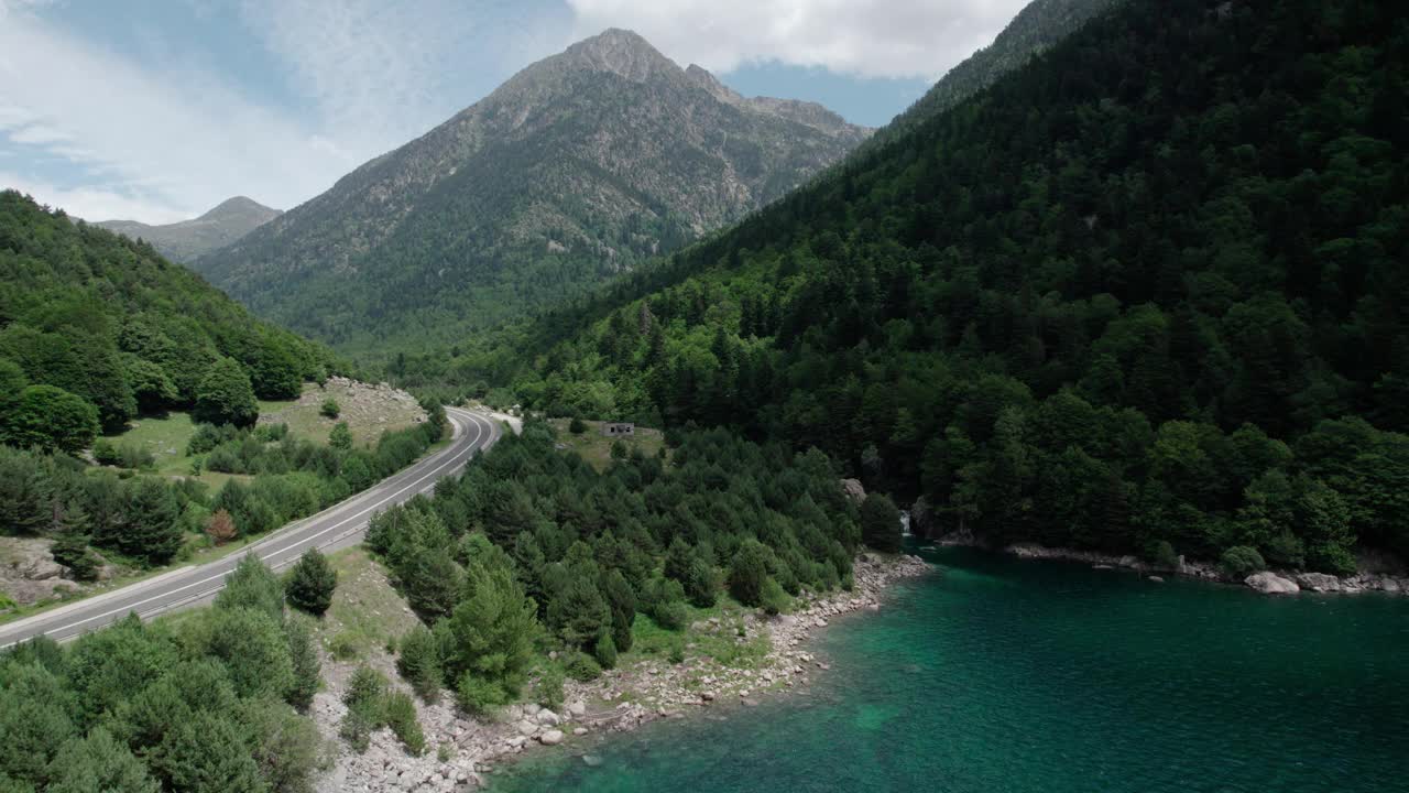 美丽的无人机视野的沥青公路在高山上。视频素材