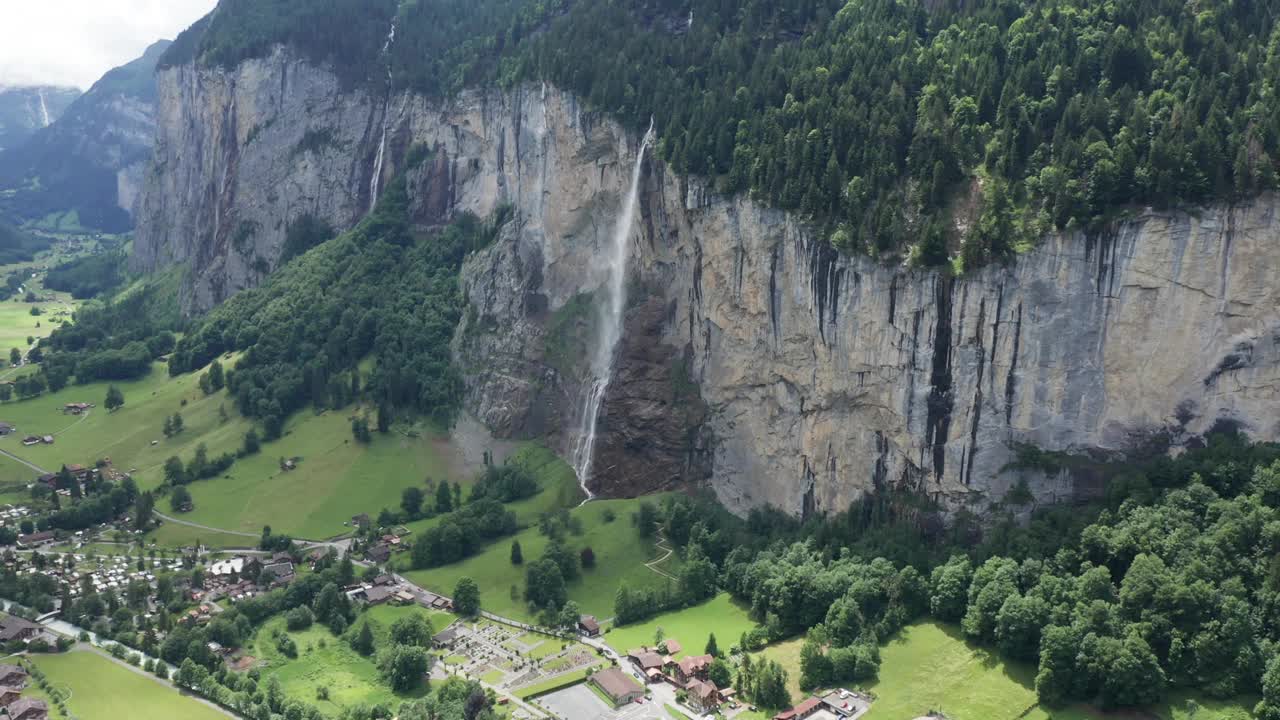 从4k鸟瞰高山谷瀑布视频素材