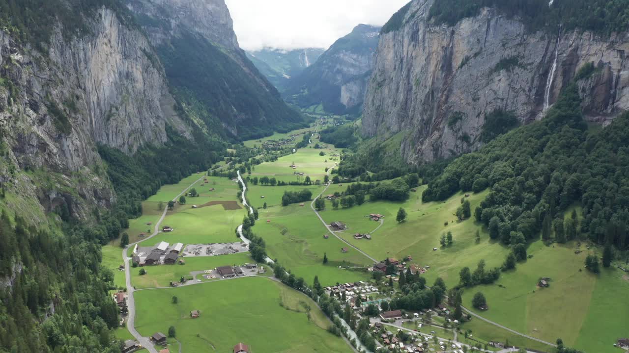 从4k鸟瞰高山谷瀑布视频素材