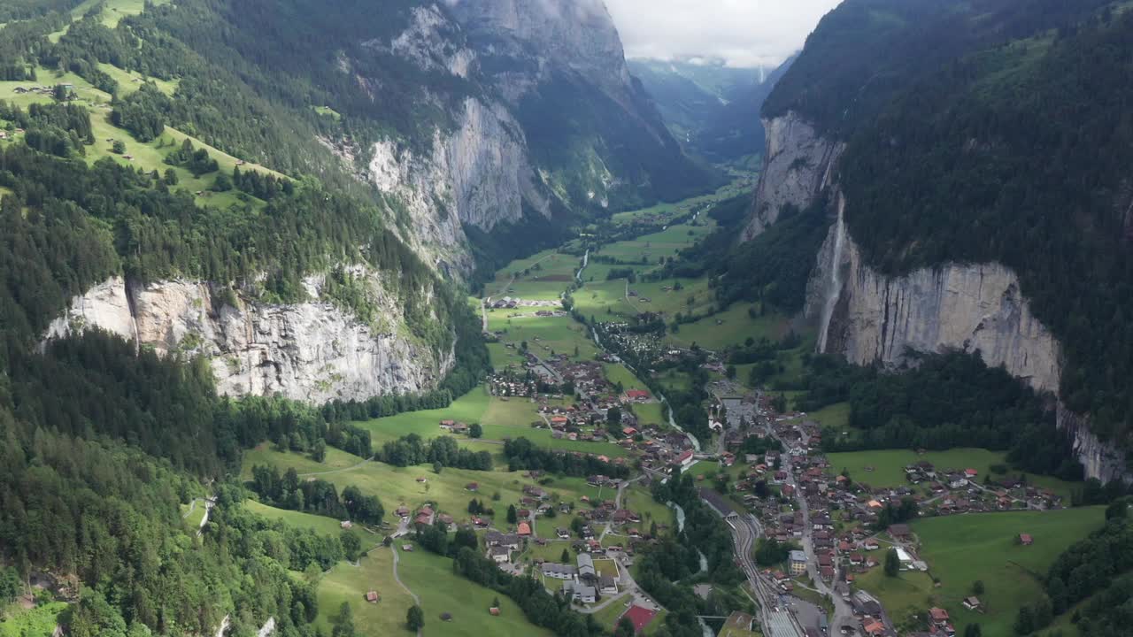 从4k鸟瞰高山谷瀑布视频素材