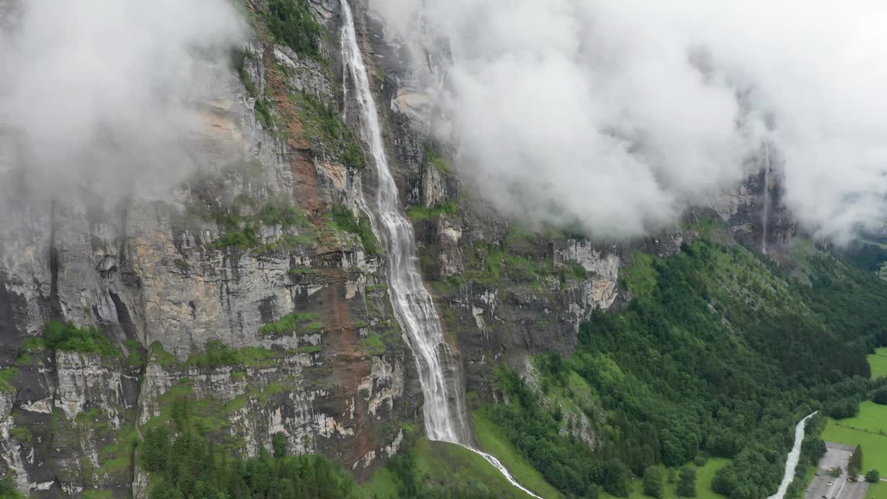 从4k鸟瞰高山谷瀑布视频素材