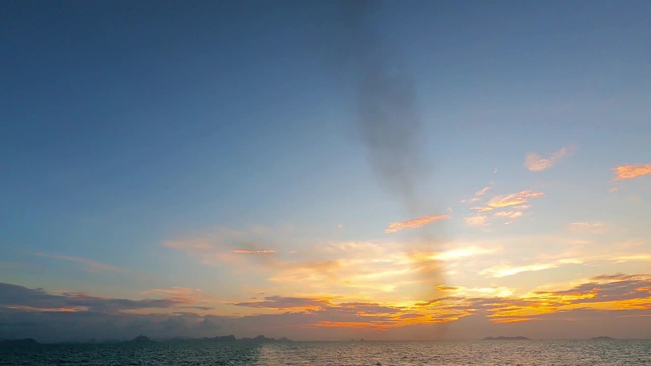 日落或日出在大海，海水在深蓝色的天空视频素材