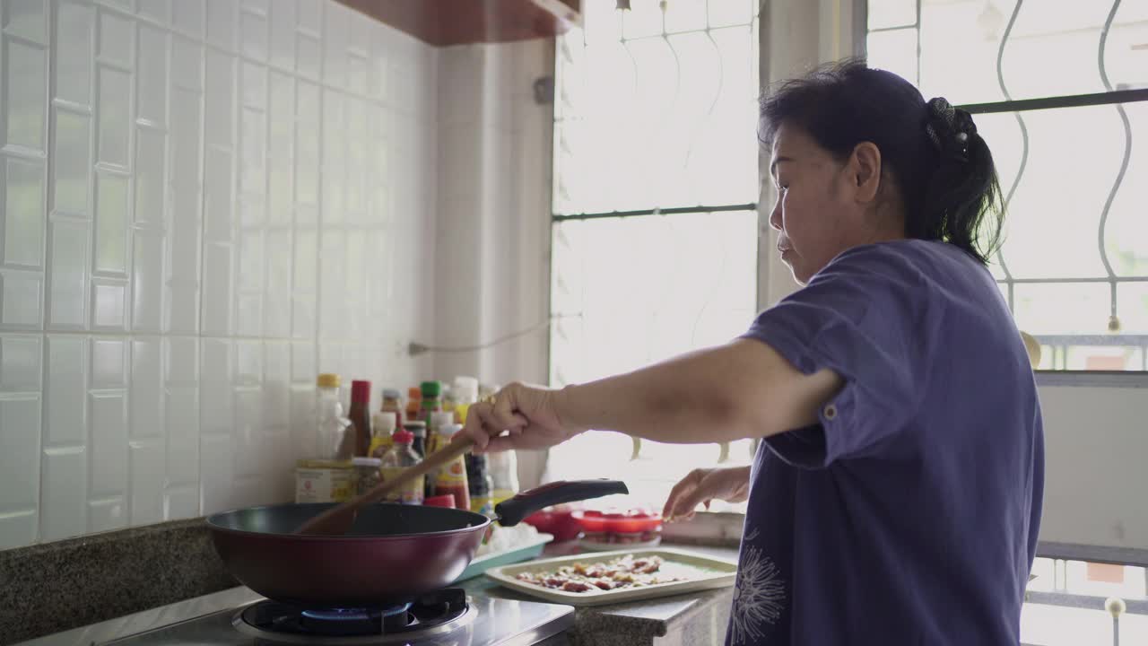 亚洲高级妇女准备食物。视频素材