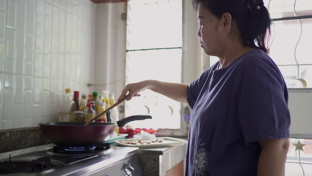 亚洲高级妇女准备食物。视频素材