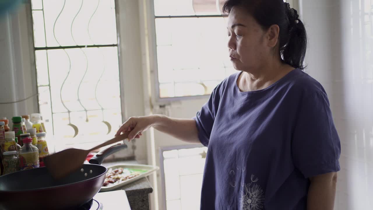 亚洲高级妇女准备食物。视频素材