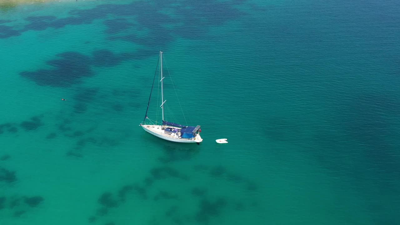 海上豪华帆船的鸟瞰图视频素材