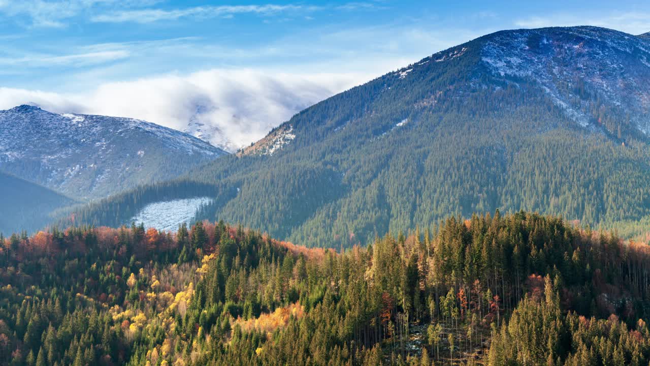 乌克兰,喀尔巴阡山。秋天山上晨雾的时间流逝。白雪皑皑的山脉和飘散的薄雾。视频素材