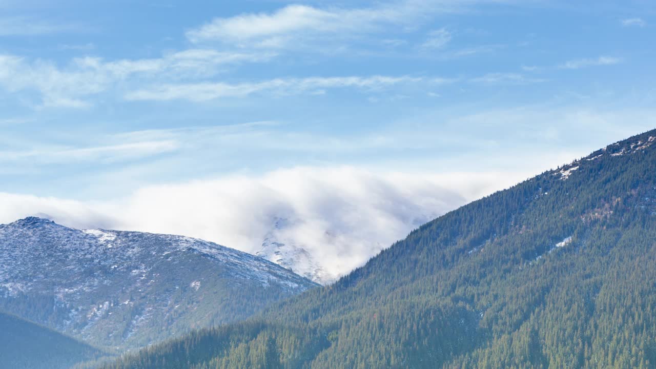 乌克兰,喀尔巴阡山。秋天山上晨雾的时间流逝。白雪皑皑的山脉和飘散的薄雾。视频素材