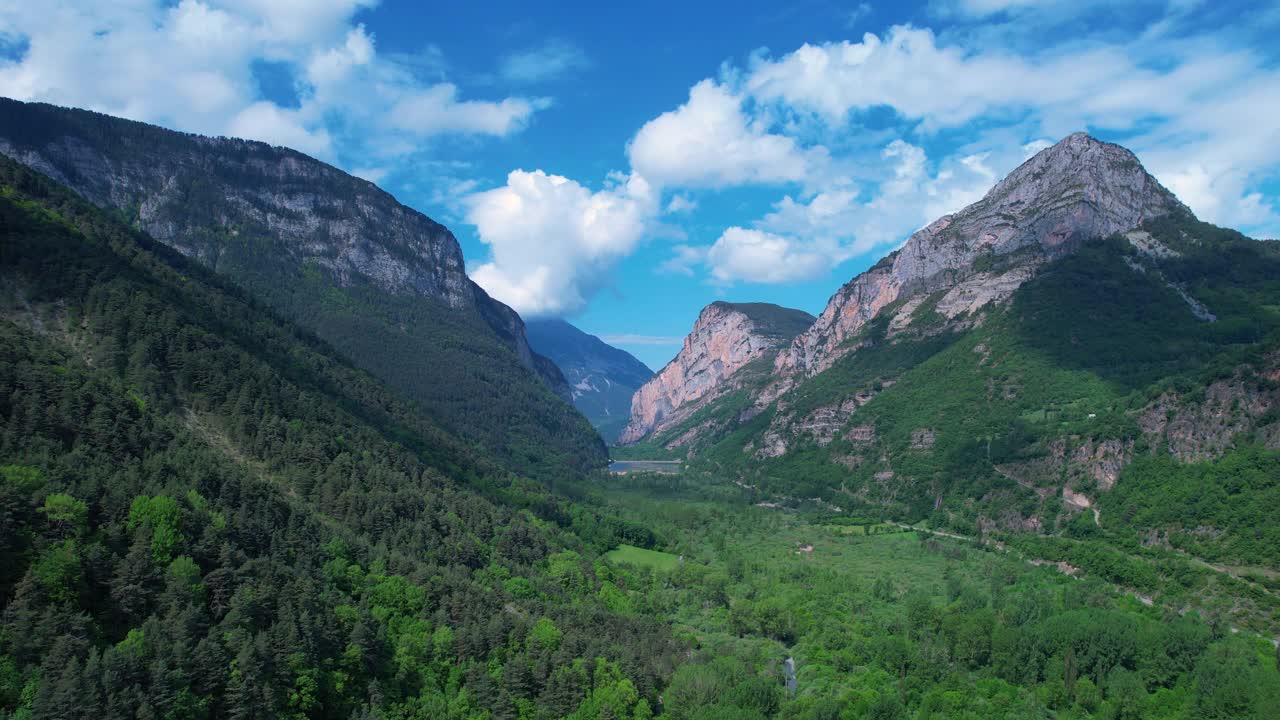 鸟瞰图在春天的计划镇在吉斯坦或Chistau山谷。Cinqueta河。Sobrarbe地区，韦斯卡，阿拉贡，西班牙，欧洲。视频素材