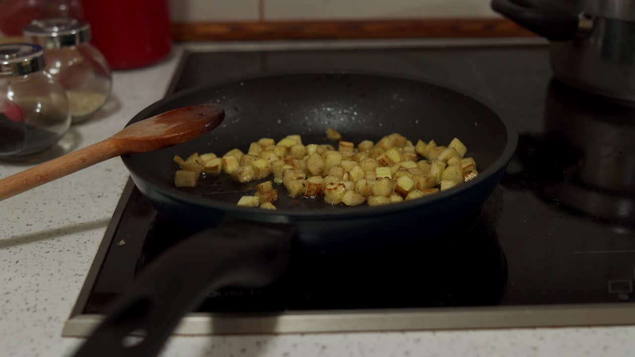 小西葫芦块在加热的烹饪锅中烹饪视频素材