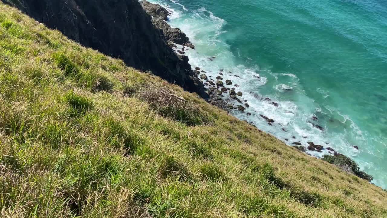 岬角上的海景灯塔视频素材