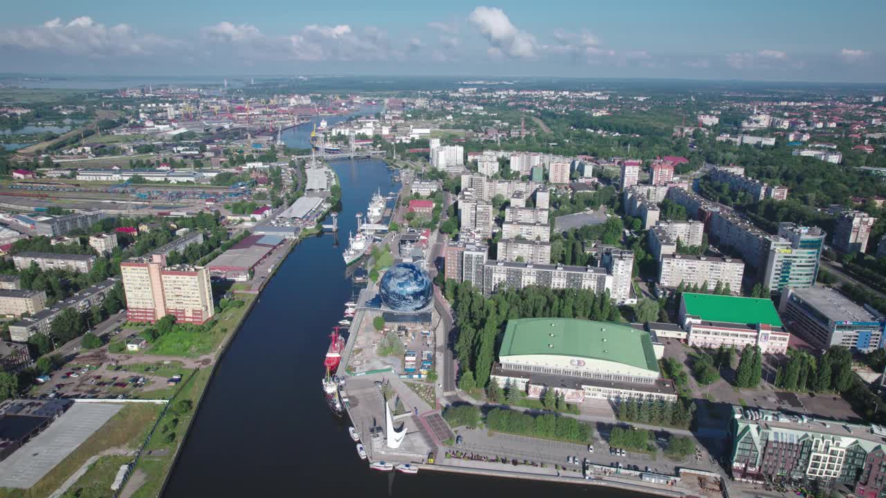 鸟瞰图。加里宁格勒城市全景，夏日阳光明媚视频素材