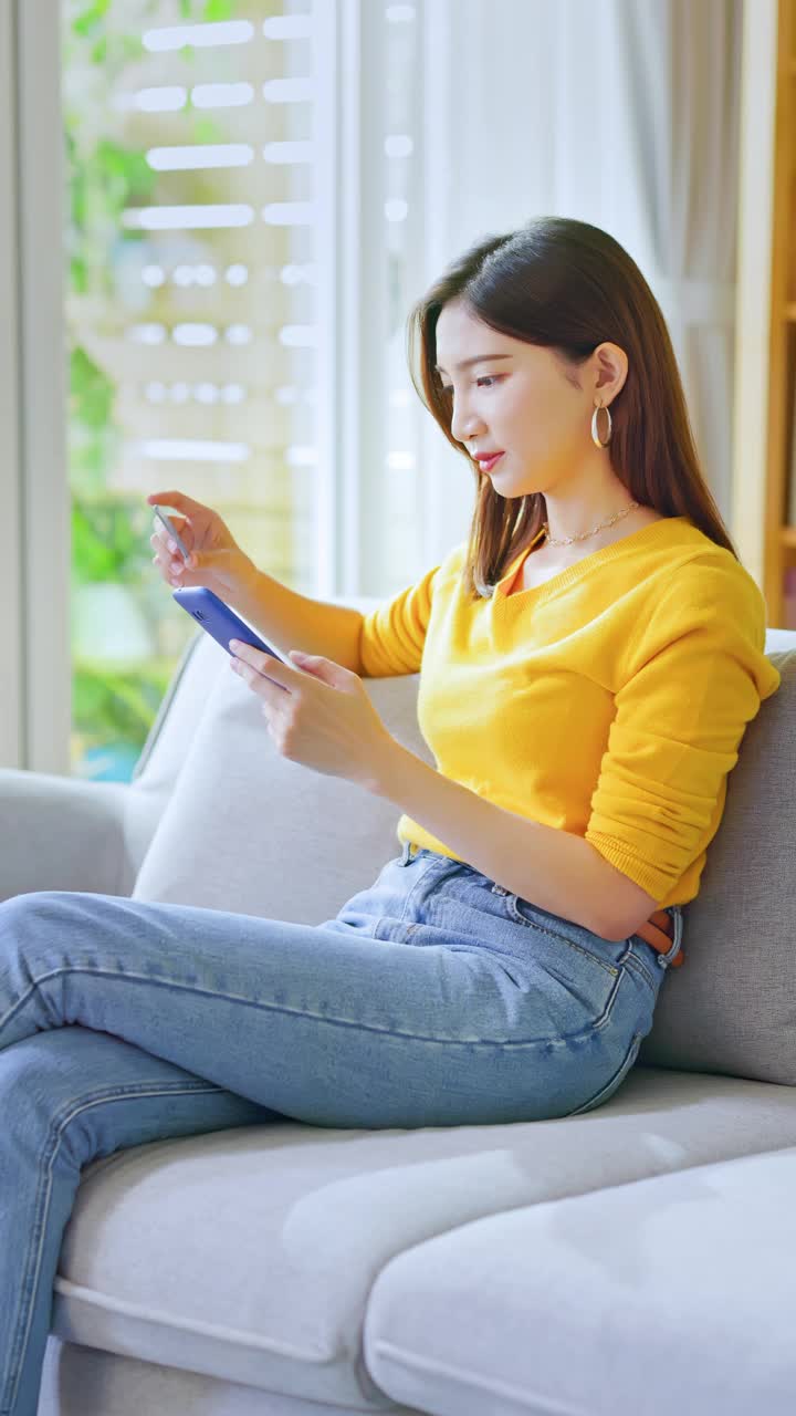 女人用信用卡在网上购物视频素材